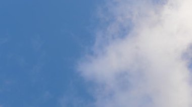 Mavi gökyüzü beyaz bulutlar. Kabarık beyaz bulutlar. Kümülüs bulutlu zaman çizelgesi. 