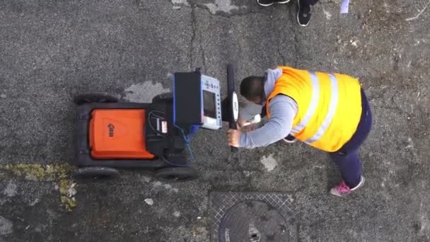 Modugno Itálie Prosinec 2020 Technici Používají Gpr Identifikaci Podzemních Trubek — Stock video