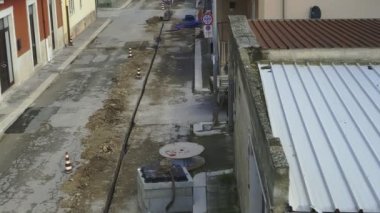Telekomünikasyon dağıtım ağı için fiber optik kablolar çalıştırmak için gömülü plastik kanallar için kısıtlı bir bölüm kazmak.