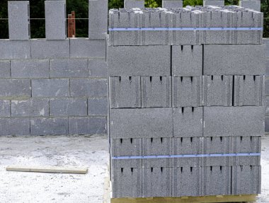 İnşaat malzemeleri. Konut kompleksi inşaatı için inşaat malzemeleri. İnşaat alanında beyaz tuğla yığını.