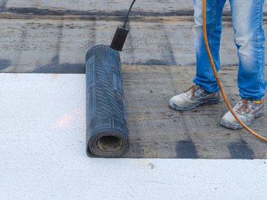 Döşeme yalıtımında propan pürmüz var. Düz çatı kaplaması çatı keçesi ile çalışır.