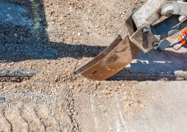 Kazı kovası çok dar temizliklerle.