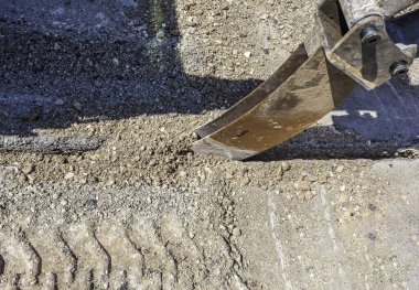 Kazı kovası çok dar temizliklerle.