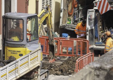 Modugno, İtalya - 4 Nisan 2020: Coronavirus COVID-19 salgını sırasında çalışan yol restorasyonu.