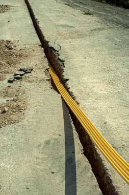 İşçi mikro sipere fiber optik kablolar yerleştiriyor