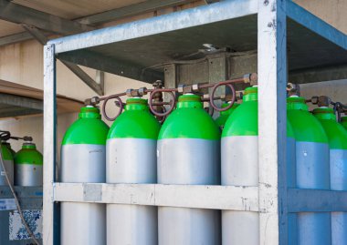 Gaz endüstrisi, oksijen tüpleri ve vanalı borular..