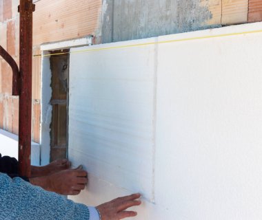 İnşaat alanı - Dış izolasyon cephesi termosu kuruluyor