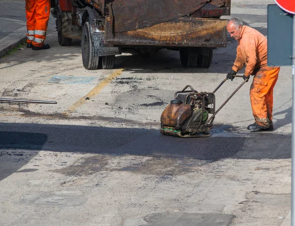 Trabajador Regular Colocación Asfalto Nuevo Para Parchear Bache Carretera — Foto de Stock