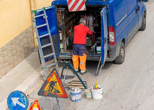 Pracovníci Maskami Během Uzamykání Pro Pandemii Covid Řezačkou Trubek Řezat — Stock fotografie