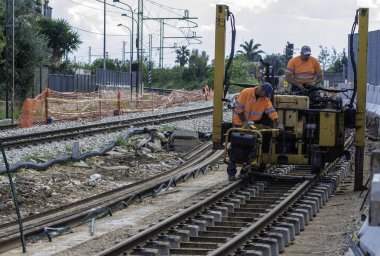 Demiryolu istasyonunda çalışan inşaat işçileri. Şehir istasyonunda yeni bir demiryolu hattı inşa ediliyor..