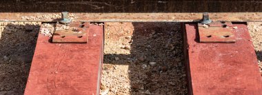 Demiryolu istasyonunda çalışan inşaat işçileri. Şehir istasyonunda yeni bir demiryolu hattı inşa ediliyor..