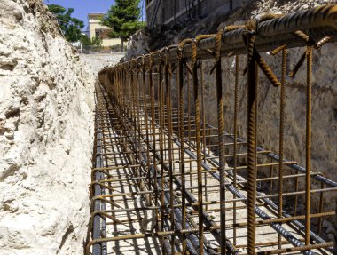 Çelik takviyesi, güçlendirilmiş beton temel kirişi.