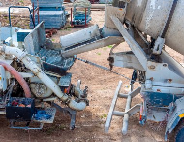 Pompasız beton karıştırıcıyı doldur