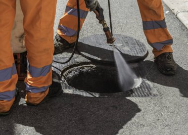 Kanalizasyon sistemindeki hamamböceklerinin defezasyonuna piretroid böcek ilacı sıkılmış..