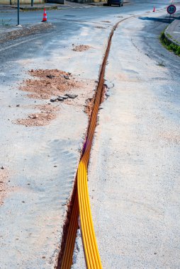 İşçi mikro sipere fiber optik kablolar yerleştiriyor