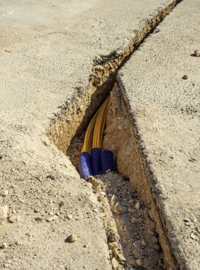 İşçi mikro sipere fiber optik kablolar yerleştiriyor