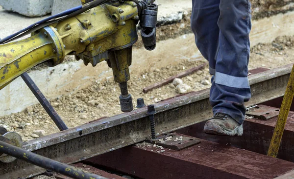 Trabajadores Ferroviarios Atornillando Rieles Detalle Trabajador Con Llave Atornillado Mecánica — Foto de Stock