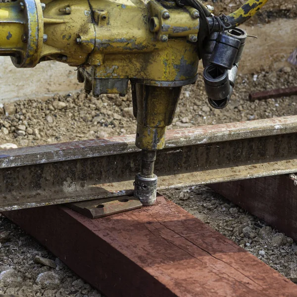 Spoorwegarbeiders Bout Spoor Detailwerker Met Mechanische Boutmoersleutel — Stockfoto