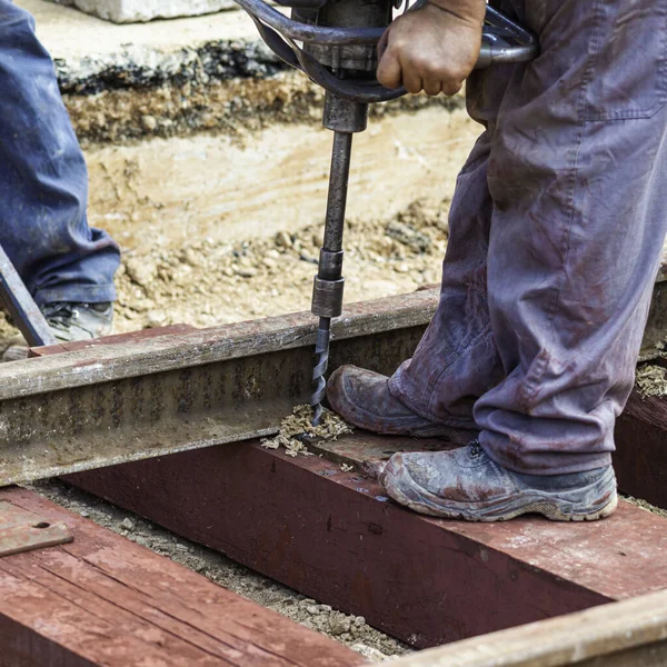 Trabajadores Ferroviarios Atornillando Rieles Detalle Trabajador Con Luz Portátil Traviesas — Foto de Stock