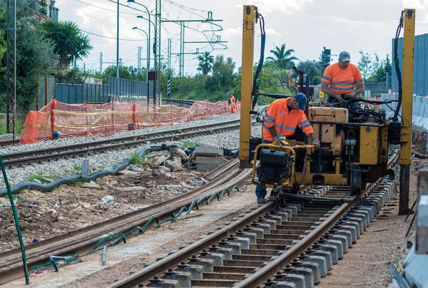 火车站的建筑工人 在城市车站建造一条新的铁路线 — 图库照片