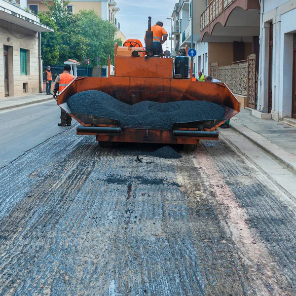Bari Aprile 2016 Operaio Asfaltatrice Durante Lavori Riparazione Stradale — Foto Stock