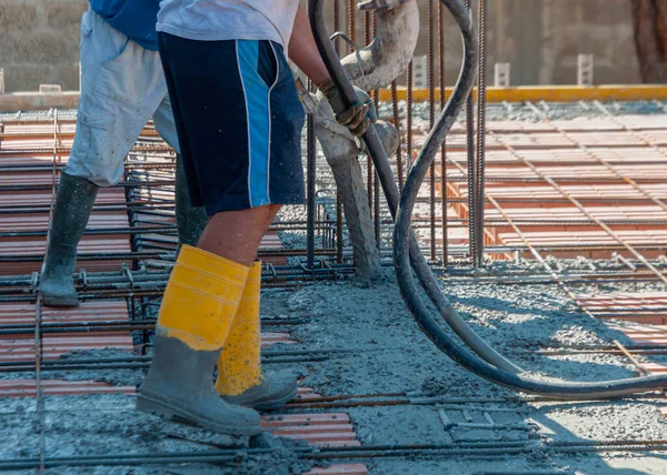 建筑工人用泵管浇注水泥或混凝土 工人和机械的详细情况 — 图库照片