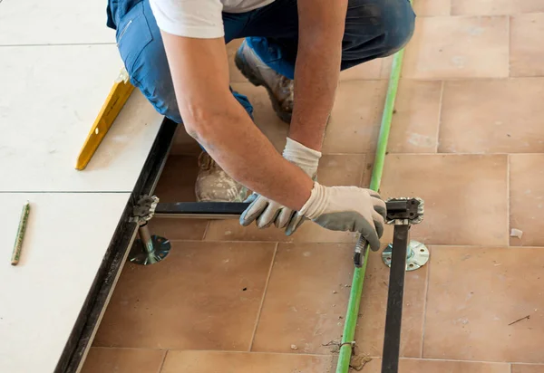 Trabalhador Que Cria Piso Elevado Flutuante Foco Seletivo — Fotografia de Stock