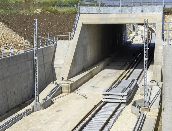 新しい鉄道路線の建設のための地下道とトンネル 鉄道路線の電化のための下水管及び金属格子ダクトの詳細 — ストック写真