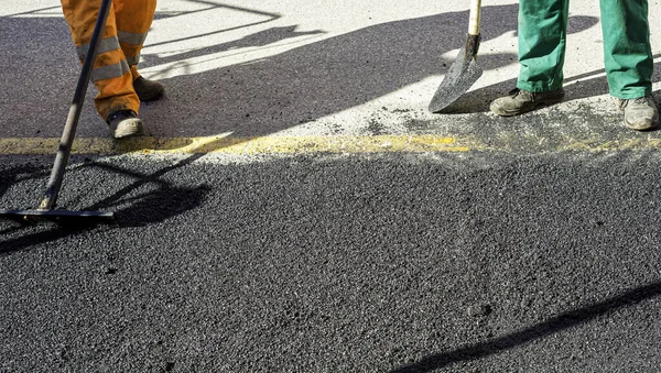 Gruppo Lavoro Dei Lavoratori Stradali Aggiorna Parte Della Strada Con — Foto Stock