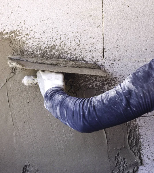 建筑工人在房子的正面铺上石膏 内灰泥粗糙上的工人石灰工具石灰大理石 — 图库照片