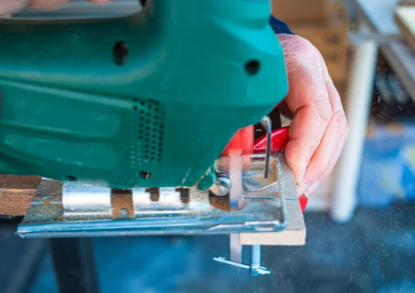 Sawdust Flies Metal Blade Jigsaw Cuts Workpiece Jigsaw Cuts Thin — Stockfoto