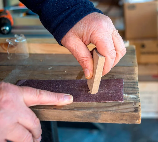 Sanding Wooden Board Using Sand Paper Workshop — Stock Photo, Image