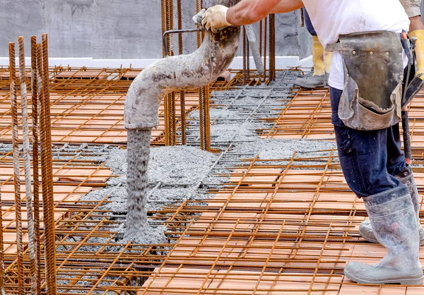 Byggnadsarbetare Häller Cement Eller Betong Med Pumprör Uppgifter Arbetstagare Och — Stockfoto