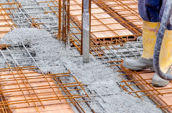 Trabalhador Construção Civil Derramando Cimento Concreto Com Tubo Bomba Pormenores — Fotografia de Stock