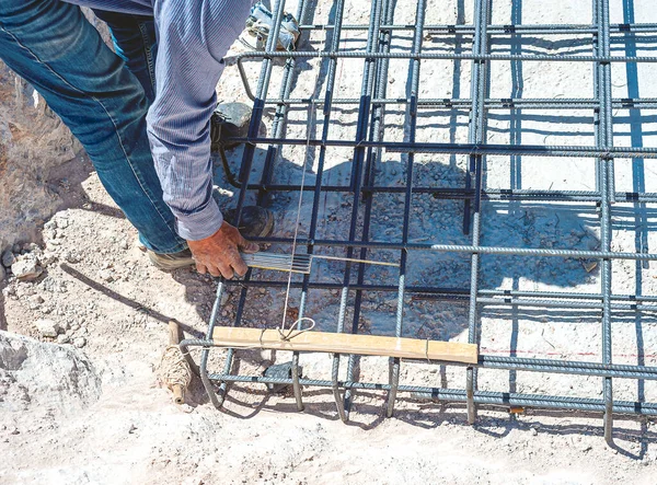 Construction Worker Checks Position Reinforcing Rods Reinforced Concrete Foundation Tape — Stock Photo, Image