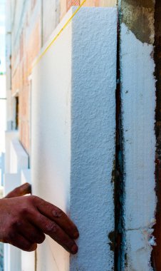 İnşaat alanı - Dış izolasyon cephesi termosu kuruluyor