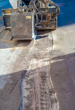 Çalışan sürücü Skid, Yol Çalışmaları sırasında aşınmış asfaltı kaldırdı