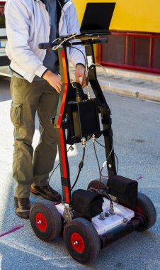 GPR jeofizikte kullanılan zararsız bir yöntemdir. Yerdeki yansımalara iletilen elektromanyetik dalgaların analizine dayanıyor.