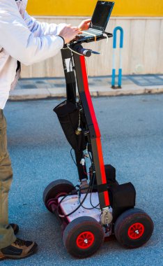 GPR jeofizikte kullanılan zararsız bir yöntemdir. Yerdeki yansımalara iletilen elektromanyetik dalgaların analizine dayanıyor.