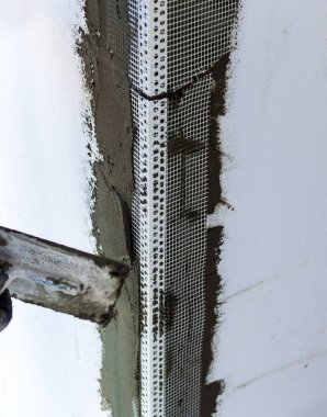 Şantiye - kurulumu dış yalıtım. Dış Cephe ısı yalıtımı durdurma ve Perdah ile çalışır