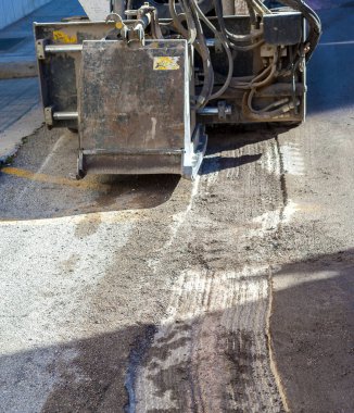 Çalışan sürücü Skid, Yol Çalışmaları sırasında aşınmış asfaltı kaldırdı