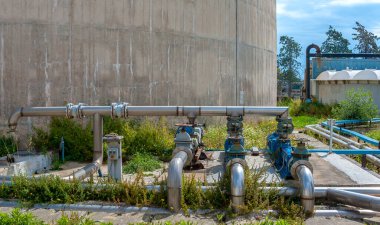 Su arıtma istasyonunda paslanmaz çelik borular.