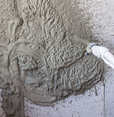 İnşaat alanı - İşçi iç sıvayı çiğ yapıyor