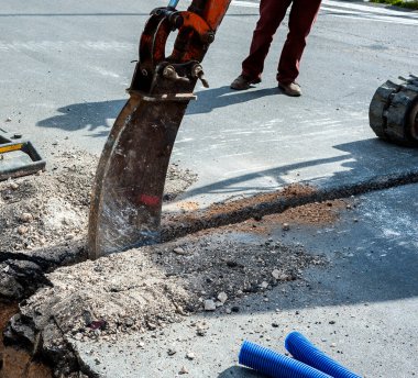 Yeni ağ altyapı fiber optiklerinin çalışmasında küçük genişlikte kazı yapmak için çok dar bir kova ile donatılmış mini kazıcı
