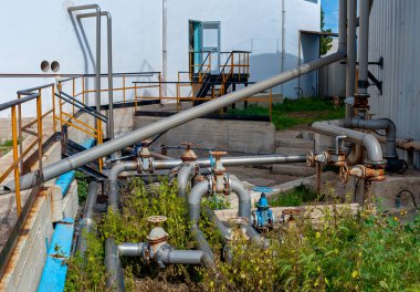 İstasyonları ve aktif sludges tank bir eski atıksu arıtma tesisi.