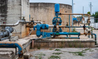 İstasyonları ve aktif sludges tank bir eski atıksu arıtma tesisi.