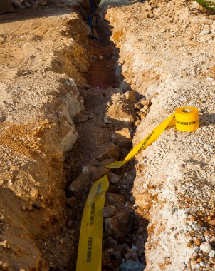 Siperlere, optik liflerden oluşan bir kablo kanalını tanımlamak için yerleştirilen uyarı bandı..