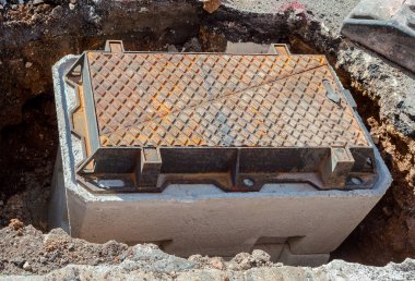 Kazıyı tamamlayıp yolu onarmadan önce kokpit beton ve dökme demir rögar yerleştirildi.