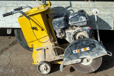 Şehir sokaklarında asfalt ve beton yenileme çalışmaları yapan bir makine