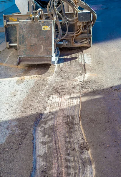 Conductor Trabajador Skid Steer Remove Desgastado Asfalto Durante Reparación Road — Foto de Stock